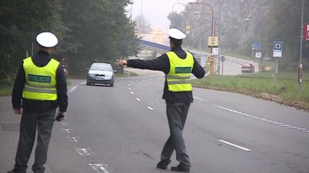 zastavovani-aut-samotnych--policii.jpg