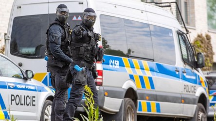 policiste-davat-krev.jpeg