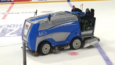 rolby-s-drifty-na-ledu-u-hokeje-zabava.jpg