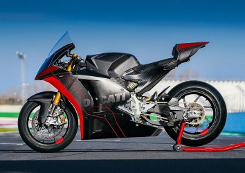 superbike-elektromobil-ujede-5000-km-dobijen-transformerem.jpg
