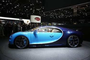 porovnani-designu-vozu-bugatti-chiron-a-zeleno-bile-krve.jpg
