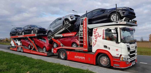 kamiony-a-prevoz-porsche-918-v-7-kusech.jpg