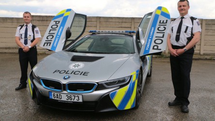 3424384_bmw-i8-policie-cr-v0.jpg