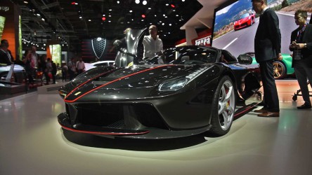 ferrari_laferrari_aperta_zive_pariz_2016_nove_04_800_600-537x350.jpg