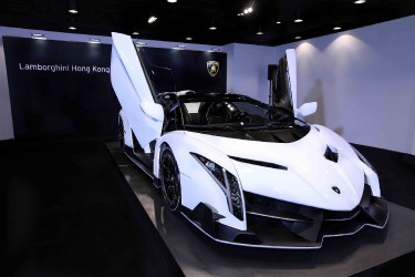 white-veneno-roadster-delivered-to-lamborghini-hong-kong_100497758_h.jpg