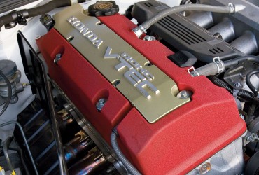 sstp_1007_08_o-2006_honda_s2000-motor_view.jpg