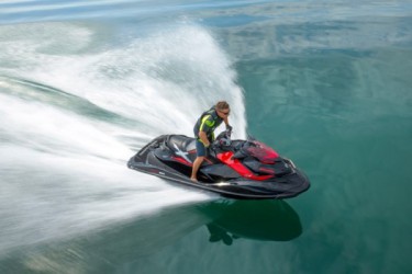 vodni_skutr_sea_doo_rxp_x_rs_260hp_2-up_cerno-cerveny2.jpg