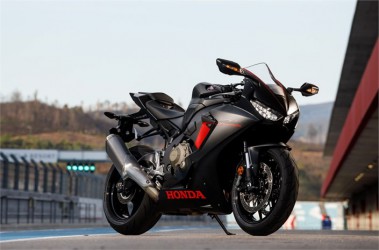 124832_honda_fireblade_unbea.jpg